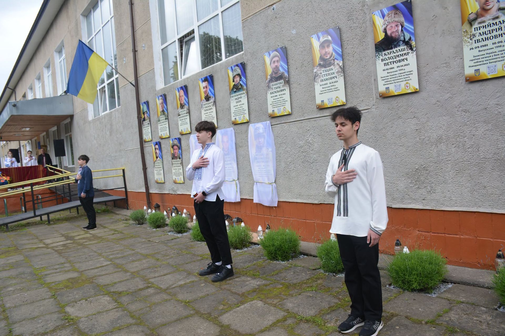 У Надвірній відкрили меморіальні дошки трьом полеглим Героям 8