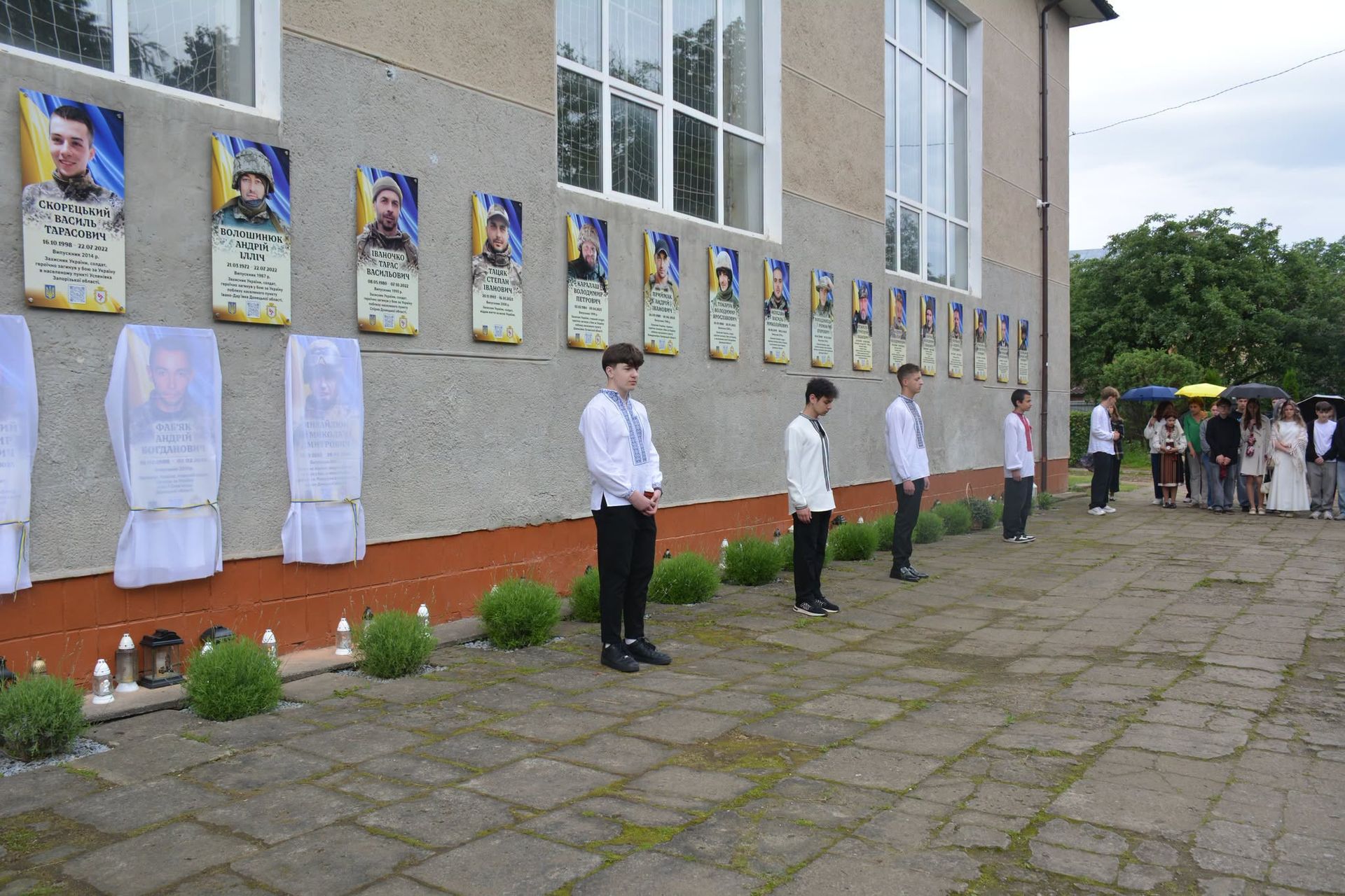 У Надвірній відкрили меморіальні дошки трьом полеглим Героям 12