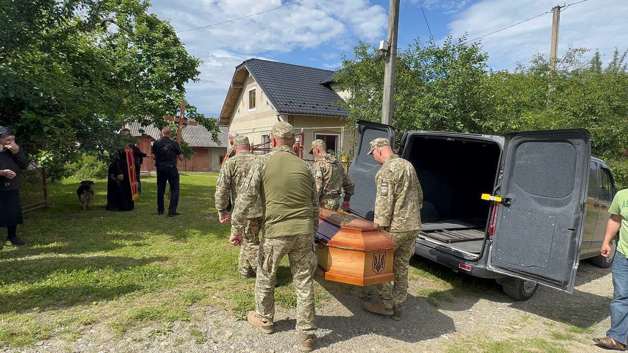 На Коломийщині зустріли скорботний кортеж полеглого захисника Віктора Левенчука 16