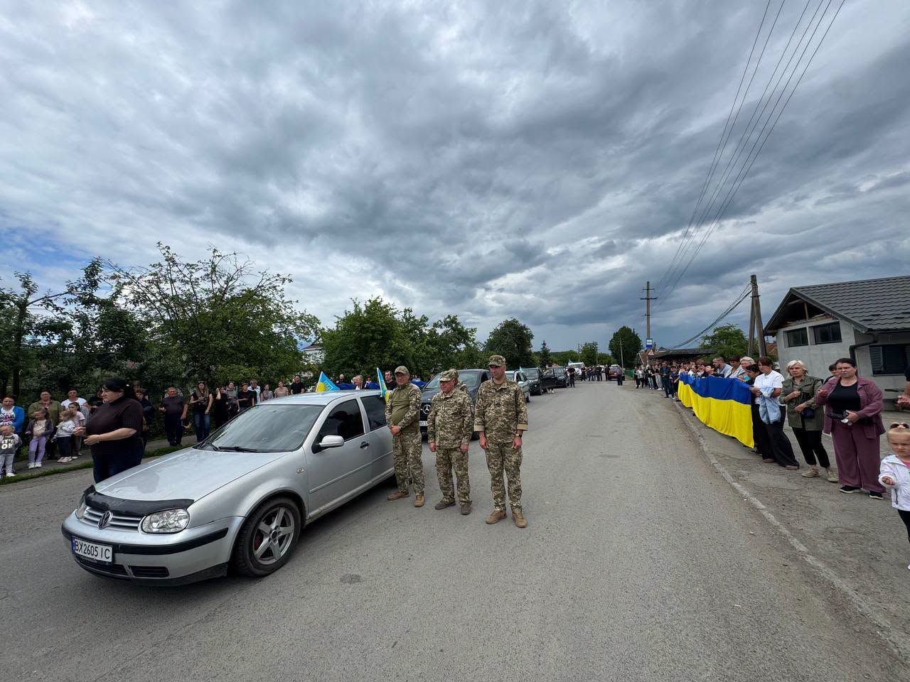 На Коломийщині зустріли скорботний кортеж полеглого захисника Віктора Левенчука 11