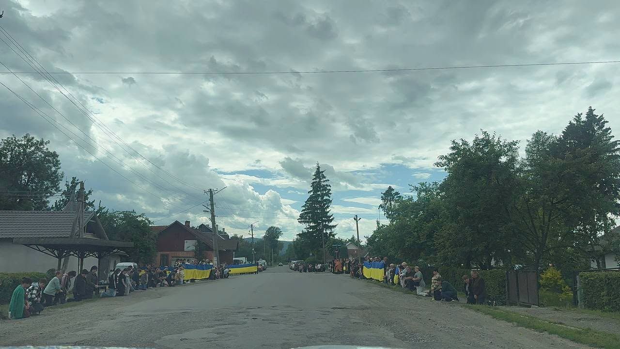 На Коломийщині зустріли скорботний кортеж полеглого захисника Віктора Левенчука 7