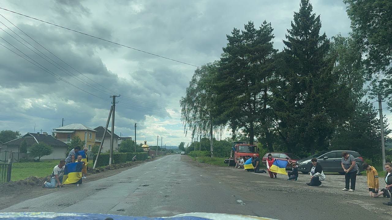 На Коломийщині зустріли скорботний кортеж полеглого захисника Віктора Левенчука 5