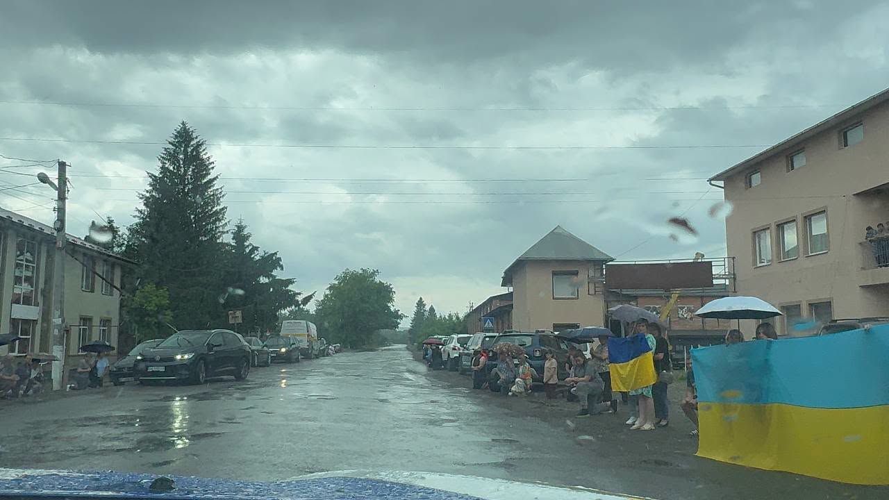 На Коломийщині зустріли скорботний кортеж полеглого захисника Віктора Левенчука 3