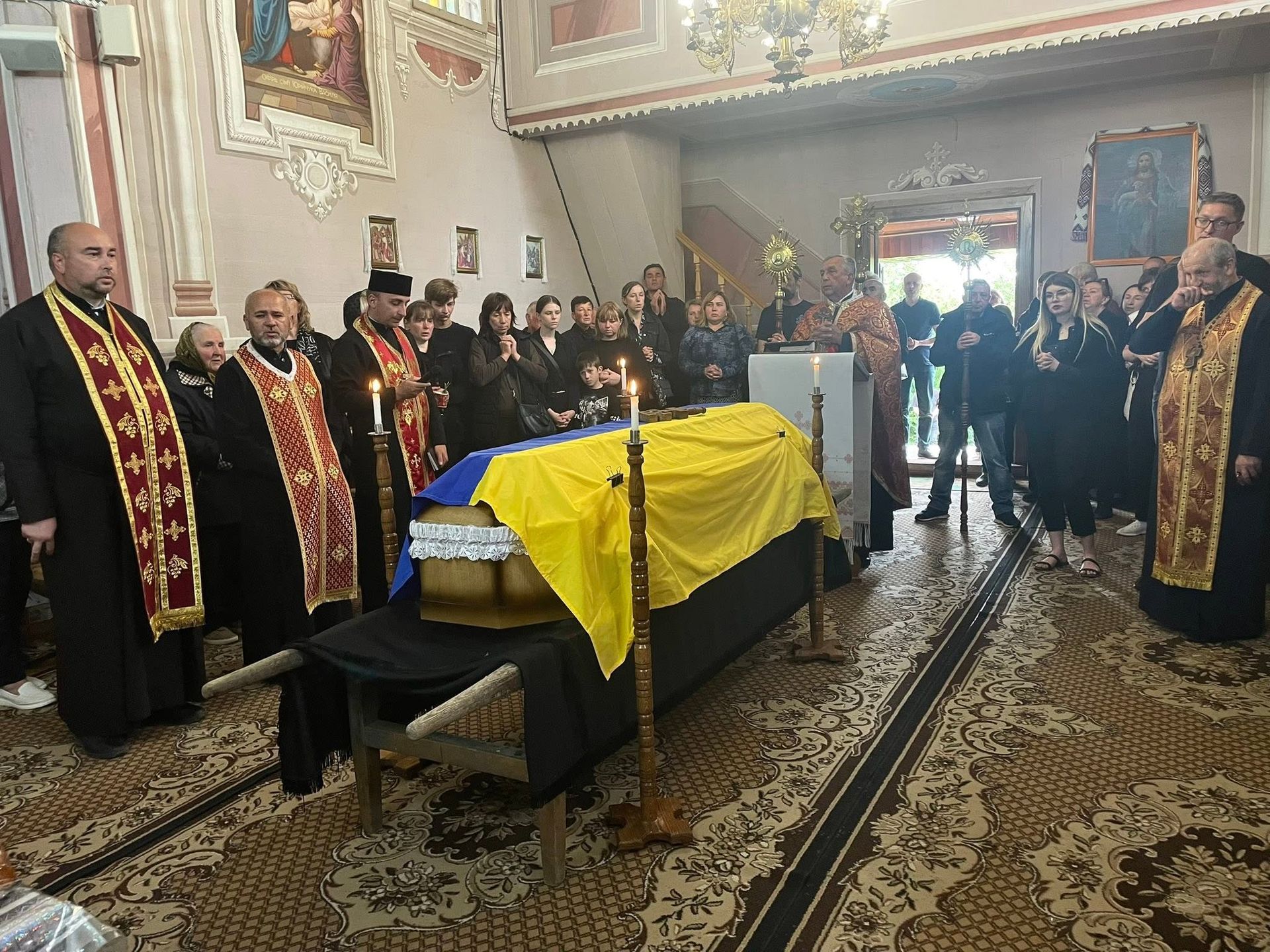 У Надвірній попрощались із померлим воїном Володимиром Юрчилом 3