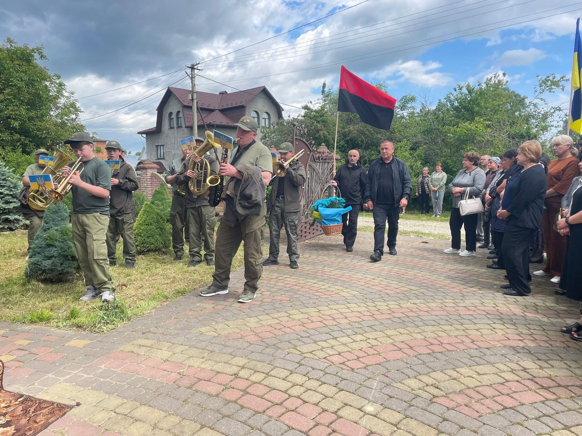 У Надвірній попрощались із померлим воїном Володимиром Юрчилом 4