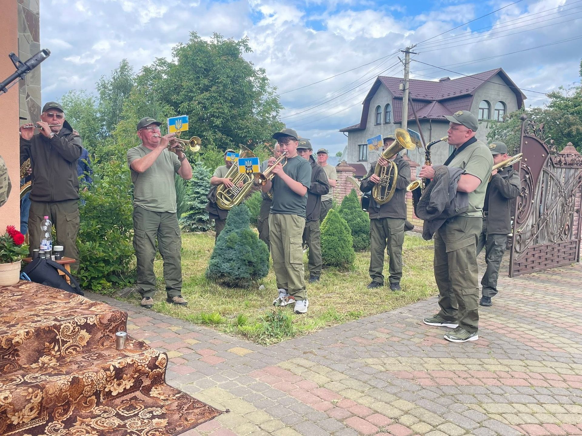 У Надвірній попрощались із померлим воїном Володимиром Юрчилом 6