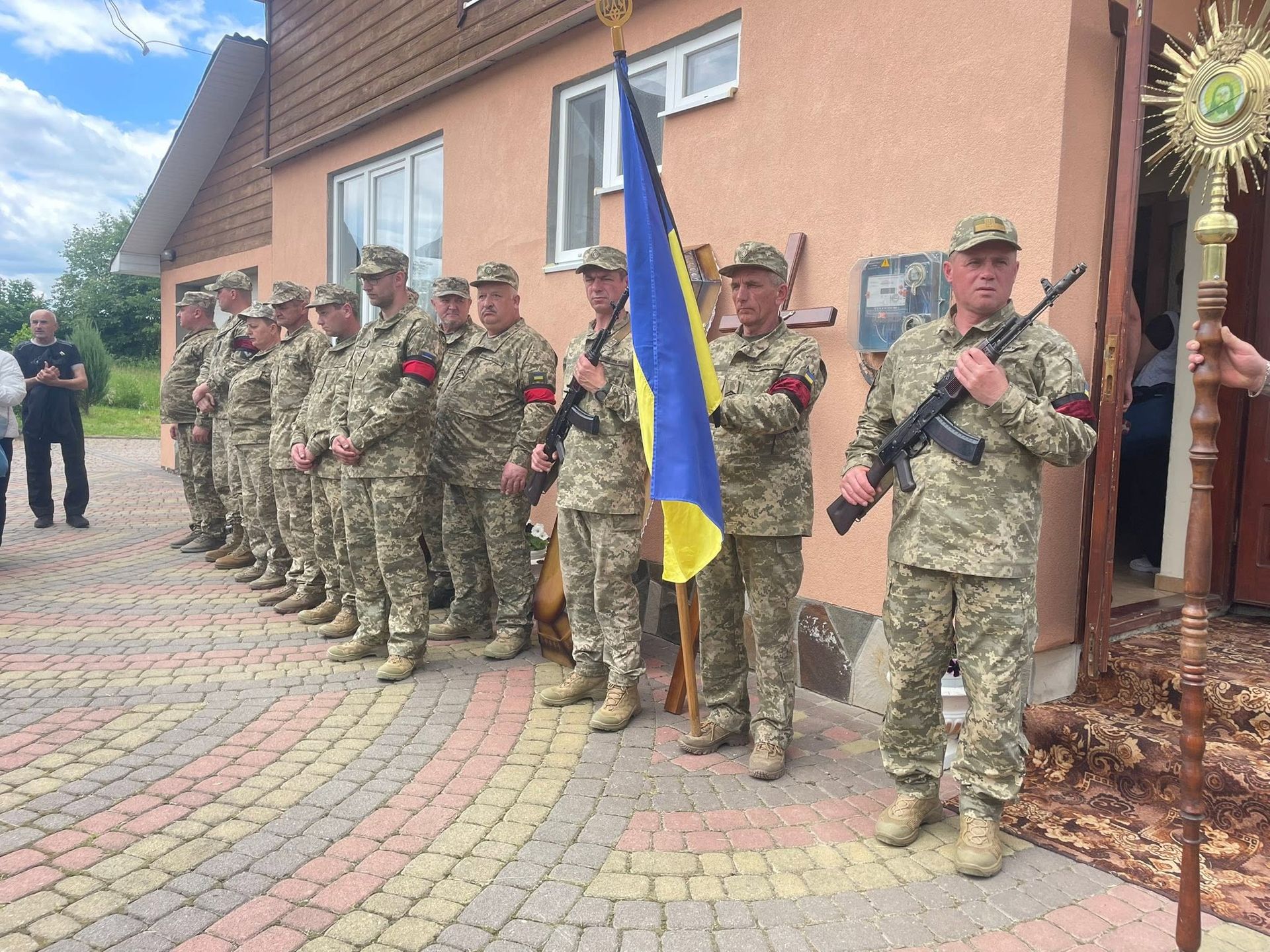 У Надвірній попрощались із померлим воїном Володимиром Юрчилом 7