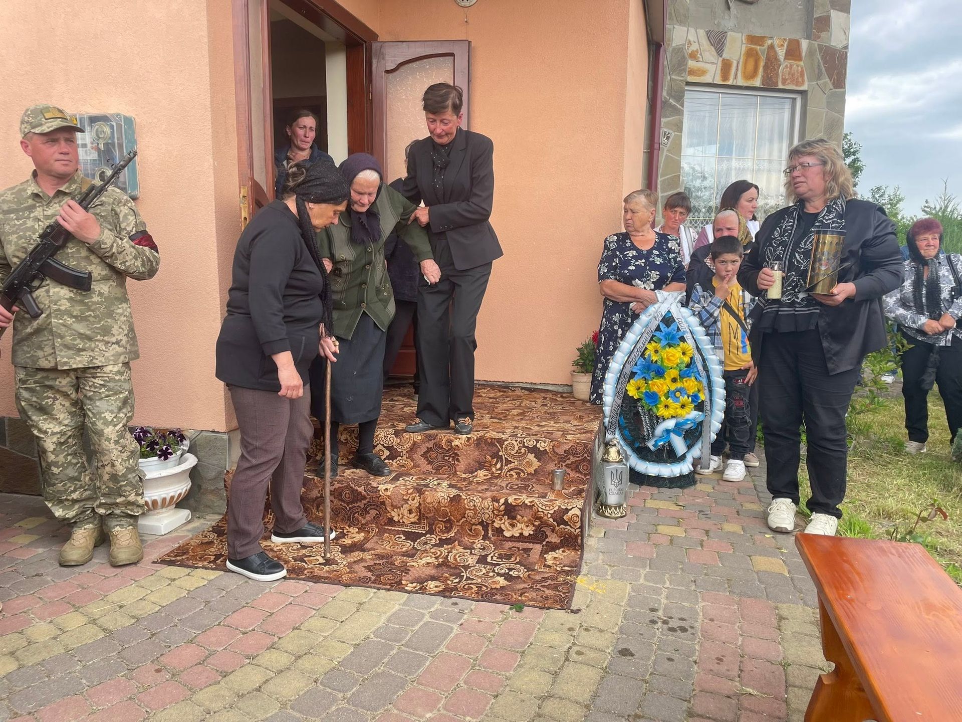 У Надвірній попрощались із померлим воїном Володимиром Юрчилом 10