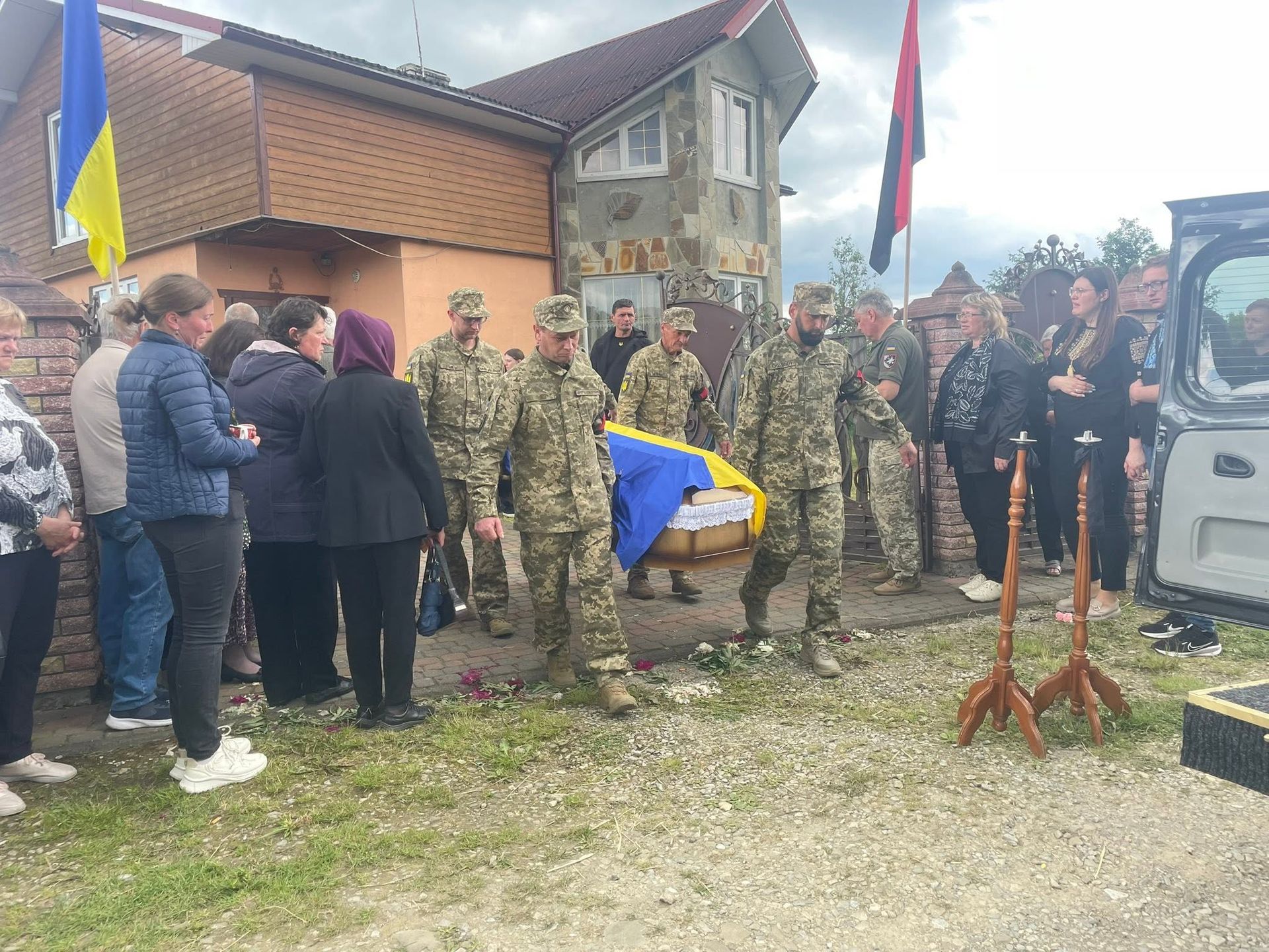 У Надвірній попрощались із померлим воїном Володимиром Юрчилом 12