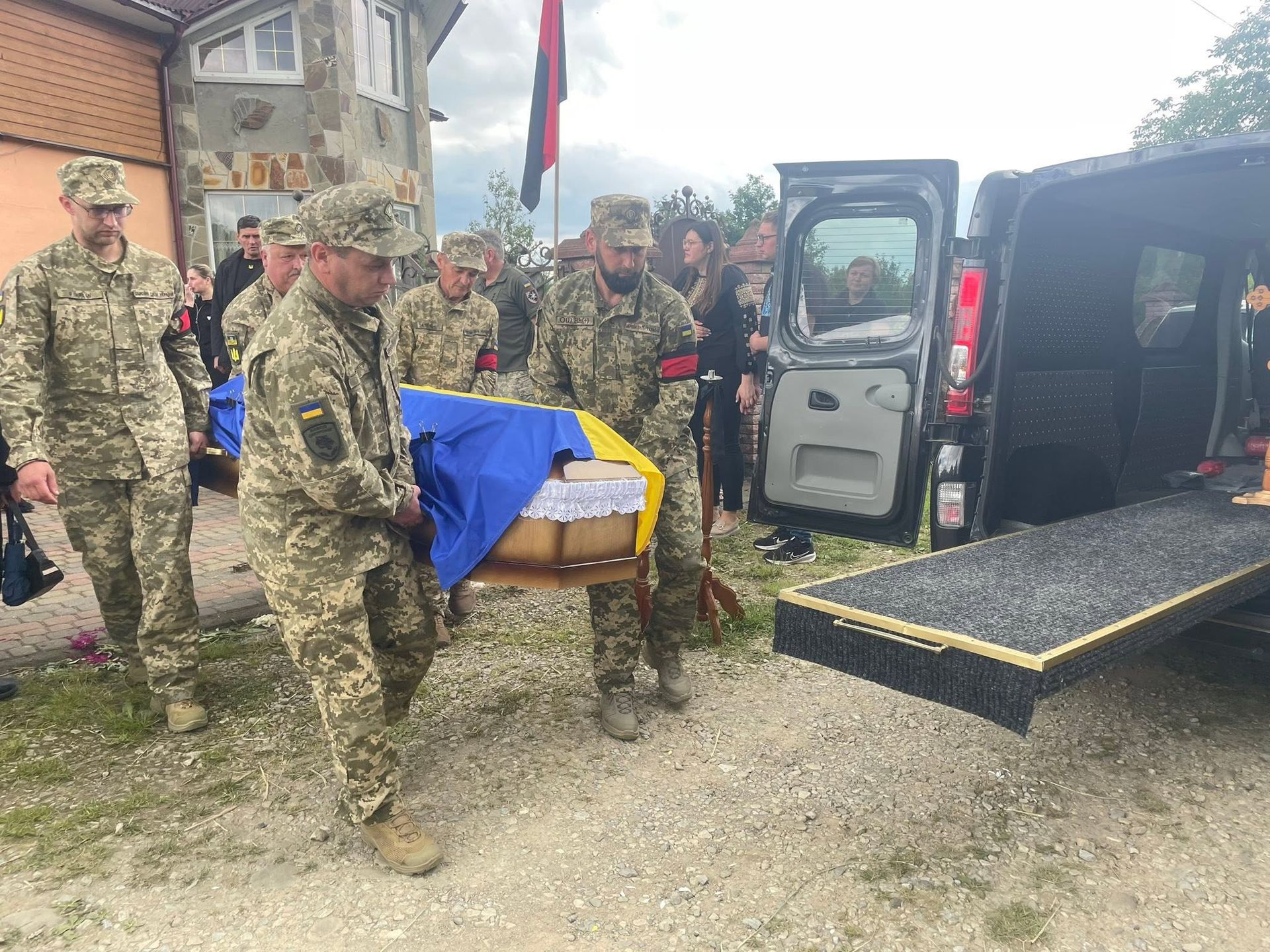 У Надвірній попрощались із померлим воїном Володимиром Юрчилом 13