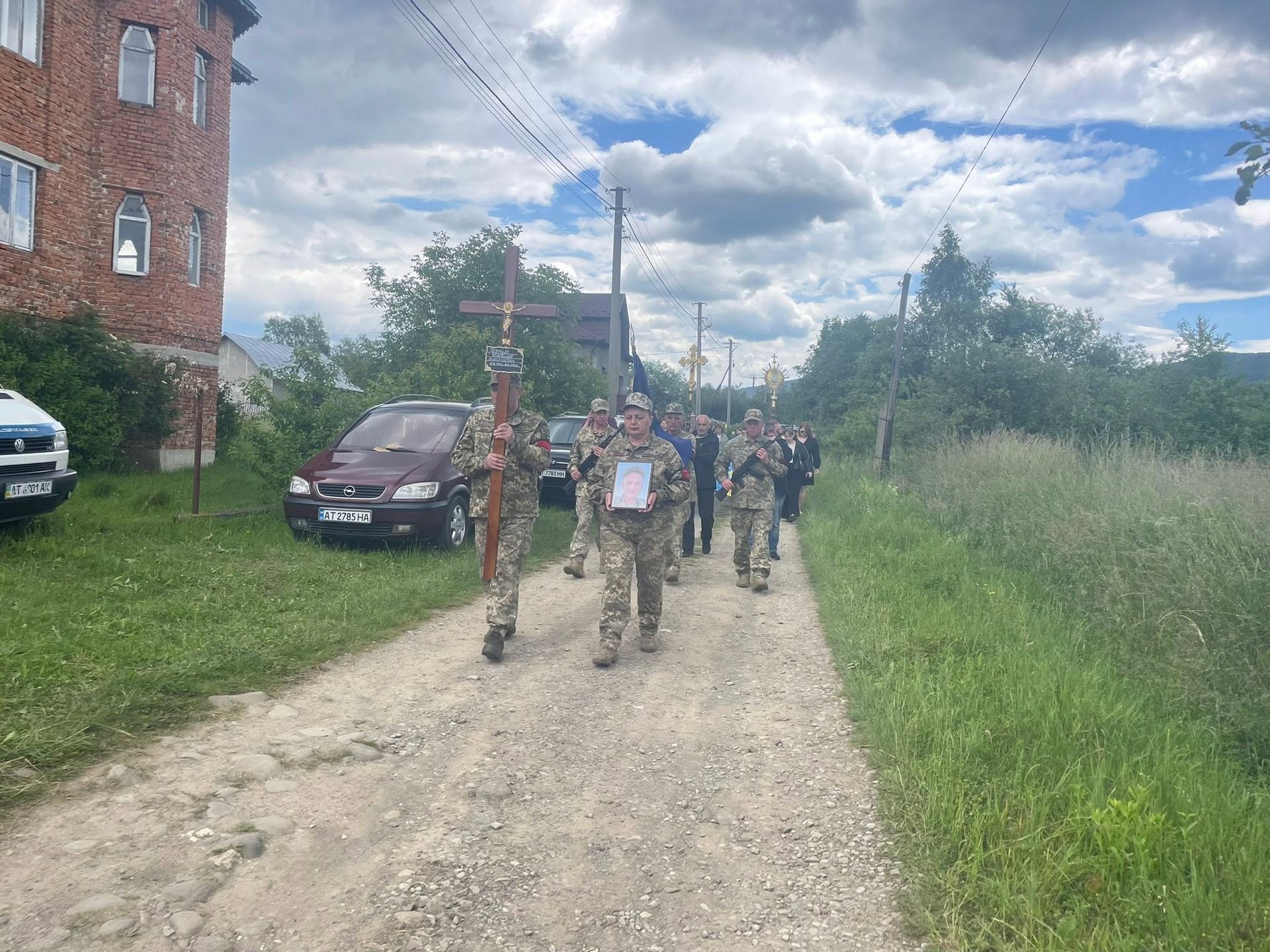 У Надвірній попрощались із померлим воїном Володимиром Юрчилом 15