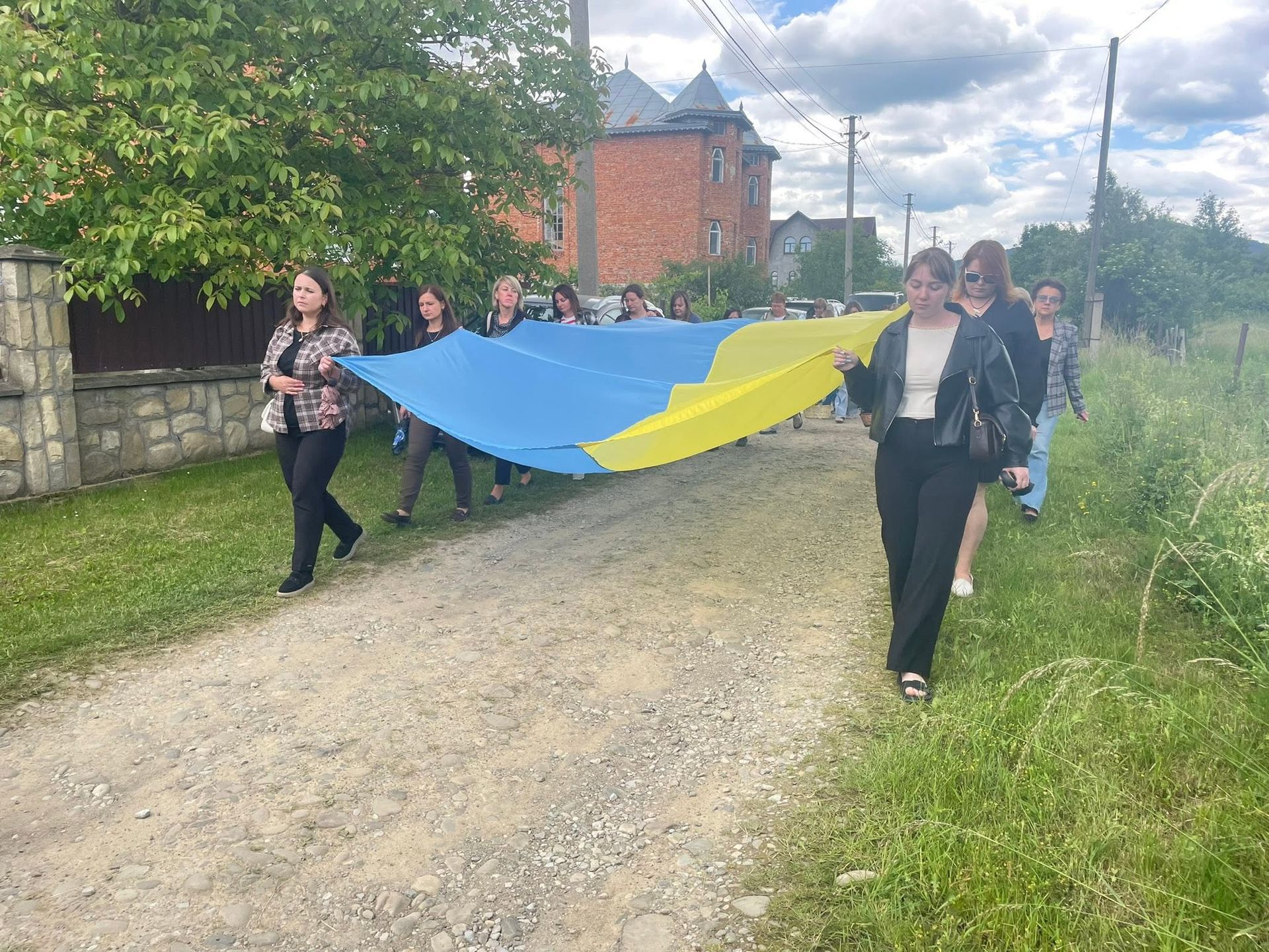 У Надвірній попрощались із померлим воїном Володимиром Юрчилом 16
