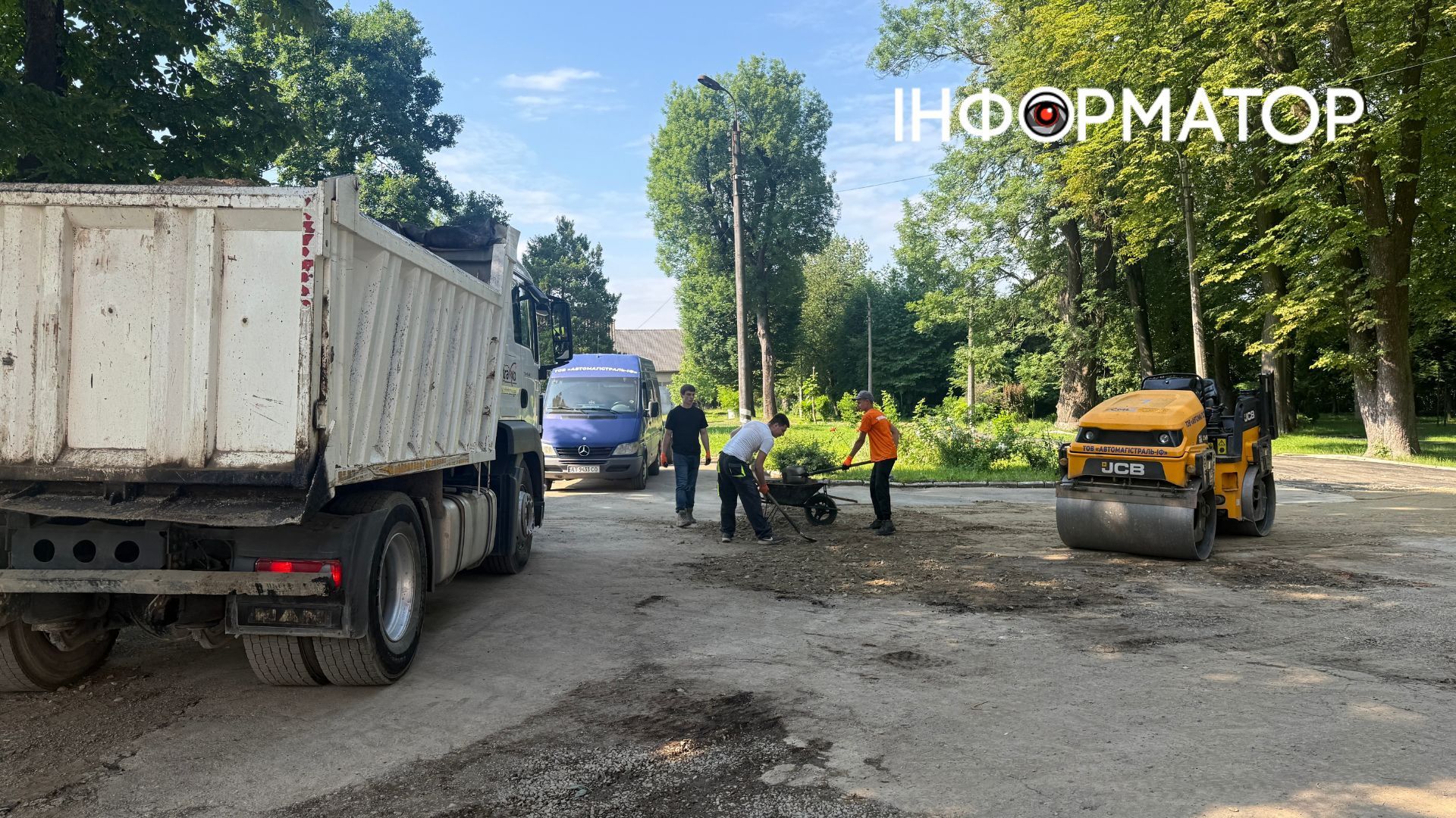 Новий асфальт біля Коломийської гімназії: у громаді продовжують оновлювати території закладів освіти 5