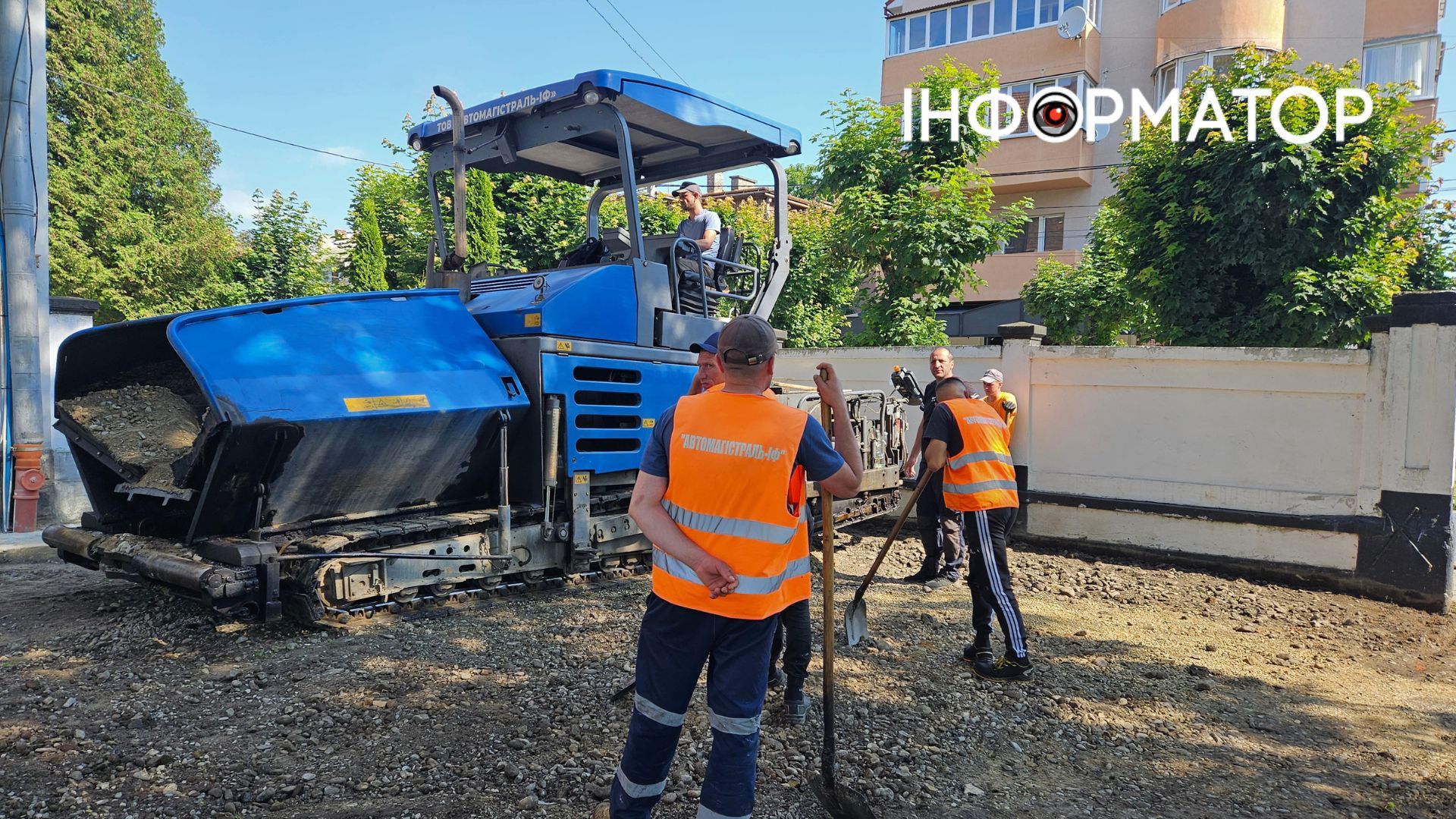 Новий асфальт біля Коломийської гімназії: у громаді продовжують оновлювати території закладів освіти 1