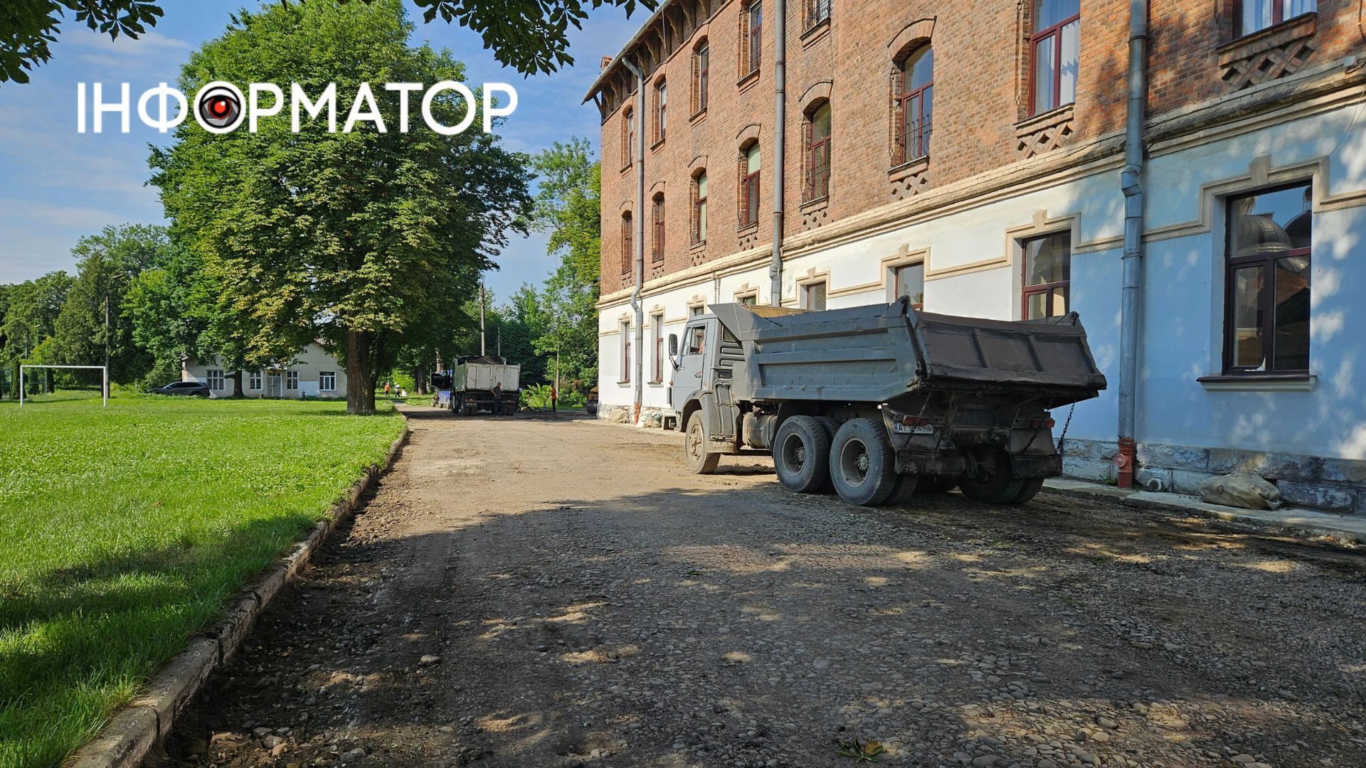 Новий асфальт біля Коломийської гімназії: у громаді продовжують оновлювати території закладів освіти 2