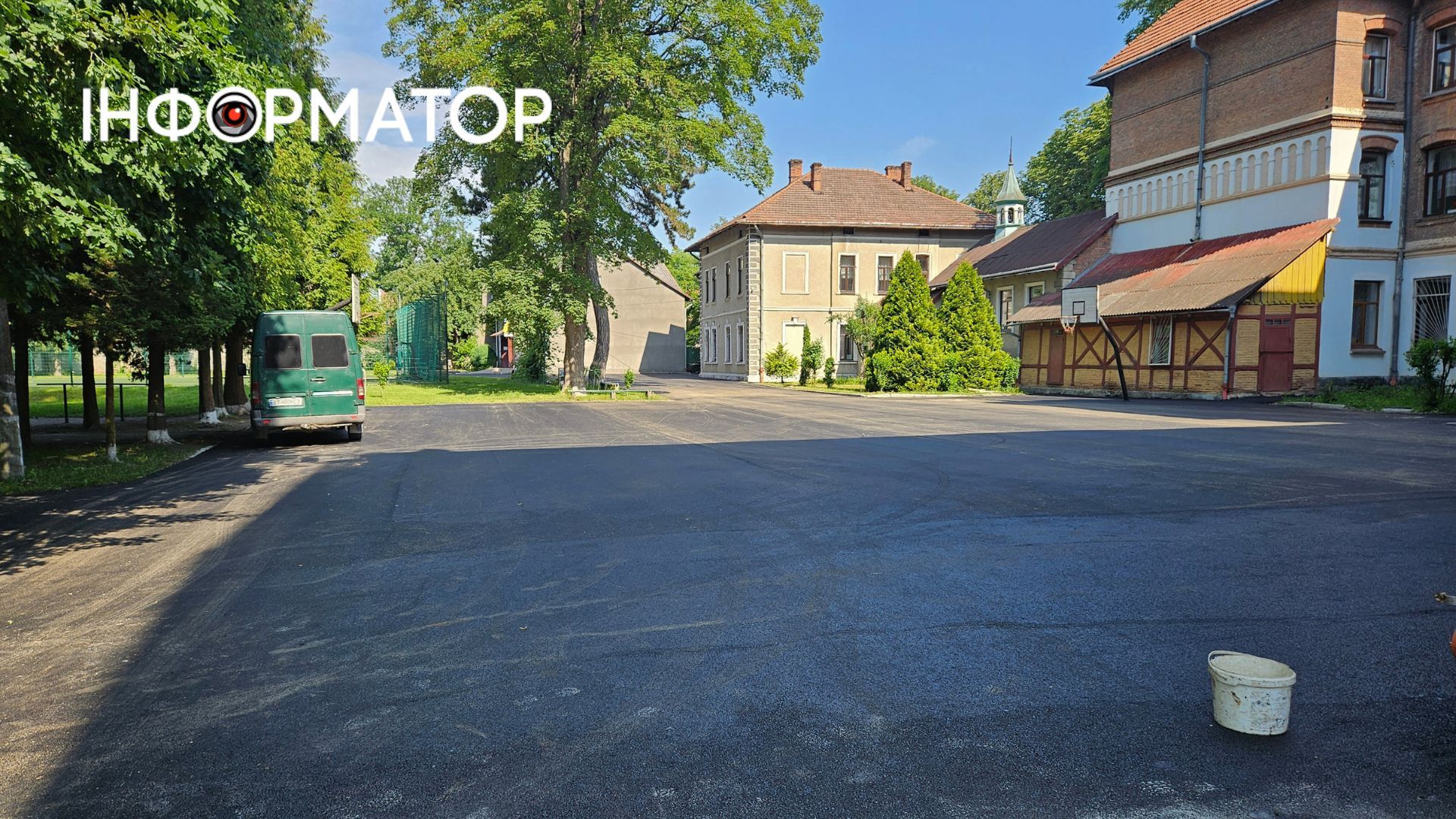 Новий асфальт ставлять біля Коломийської гімназії