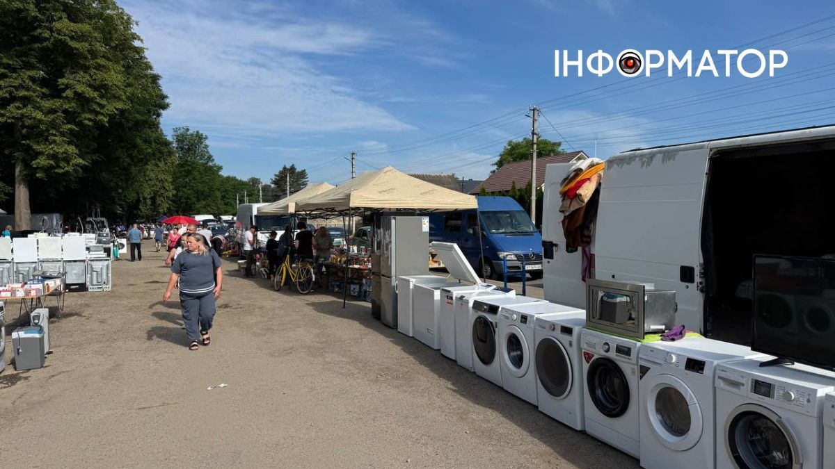 Жваві торги і місцевий колорит: фоторепортаж суботньої торговиці в Коломиї 9