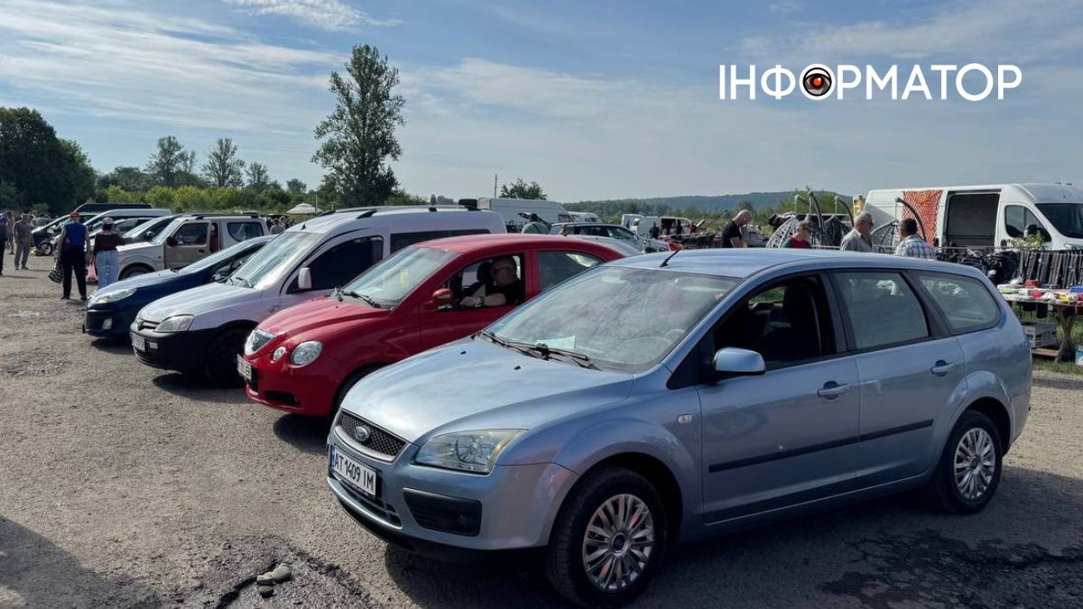 Жваві торги і місцевий колорит: фоторепортаж суботньої торговиці в Коломиї 6