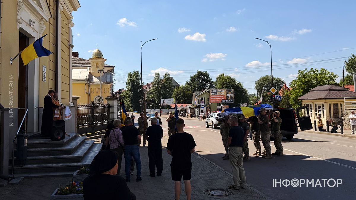 Коломийська громада зустріла полеглого Героя Василя Грицюка 8
