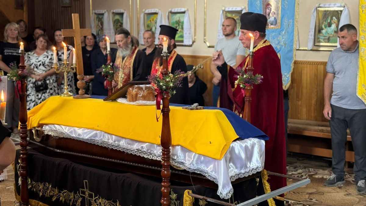 Загиблого воїна Петра Василашка провели в останню дорогу на Коломийщині 3