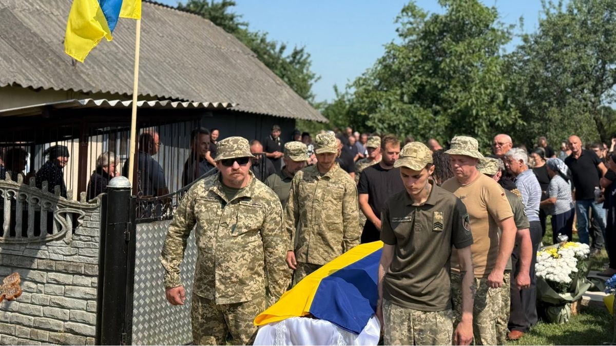 Загиблого воїна Петра Василашка провели в останню дорогу на Коломийщині 1