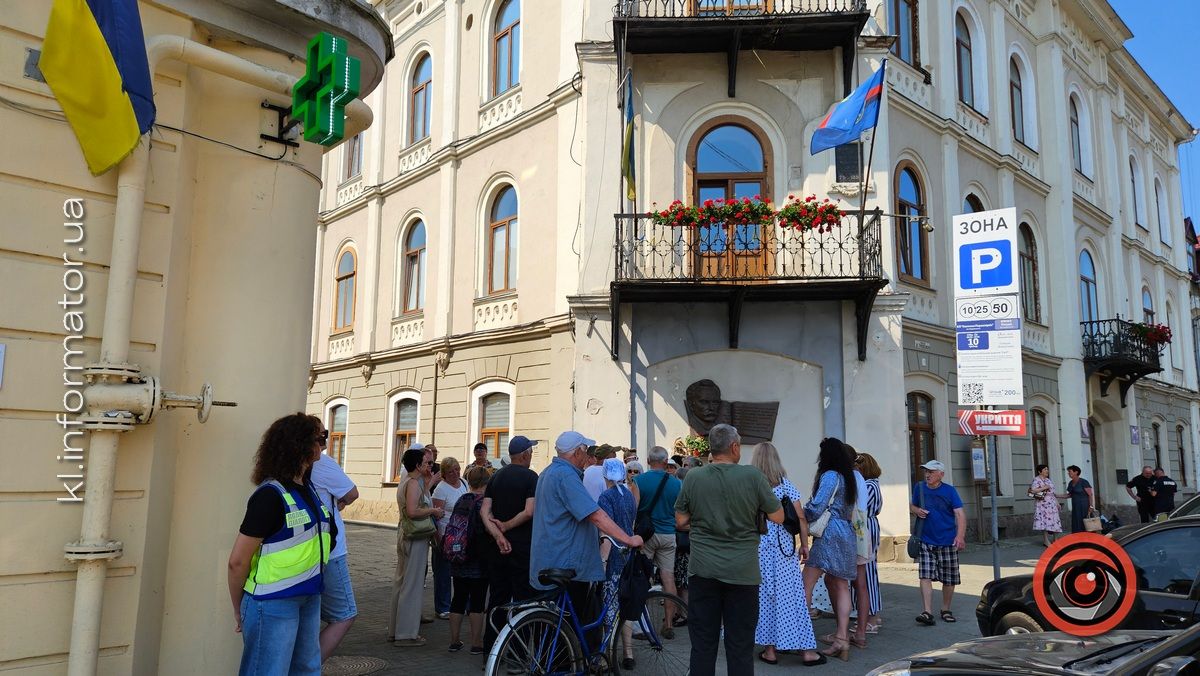 Крики "Ганьба" і сміття під ратушею: ситуація в Коломиї
