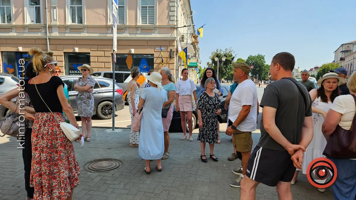 Крики "Ганьба" і сміття під ратушею: ситуація в Коломиї 4
