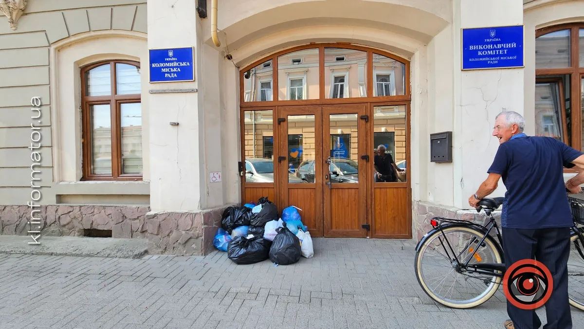 Крики "Ганьба" і сміття під ратушею: ситуація в Коломиї 3
