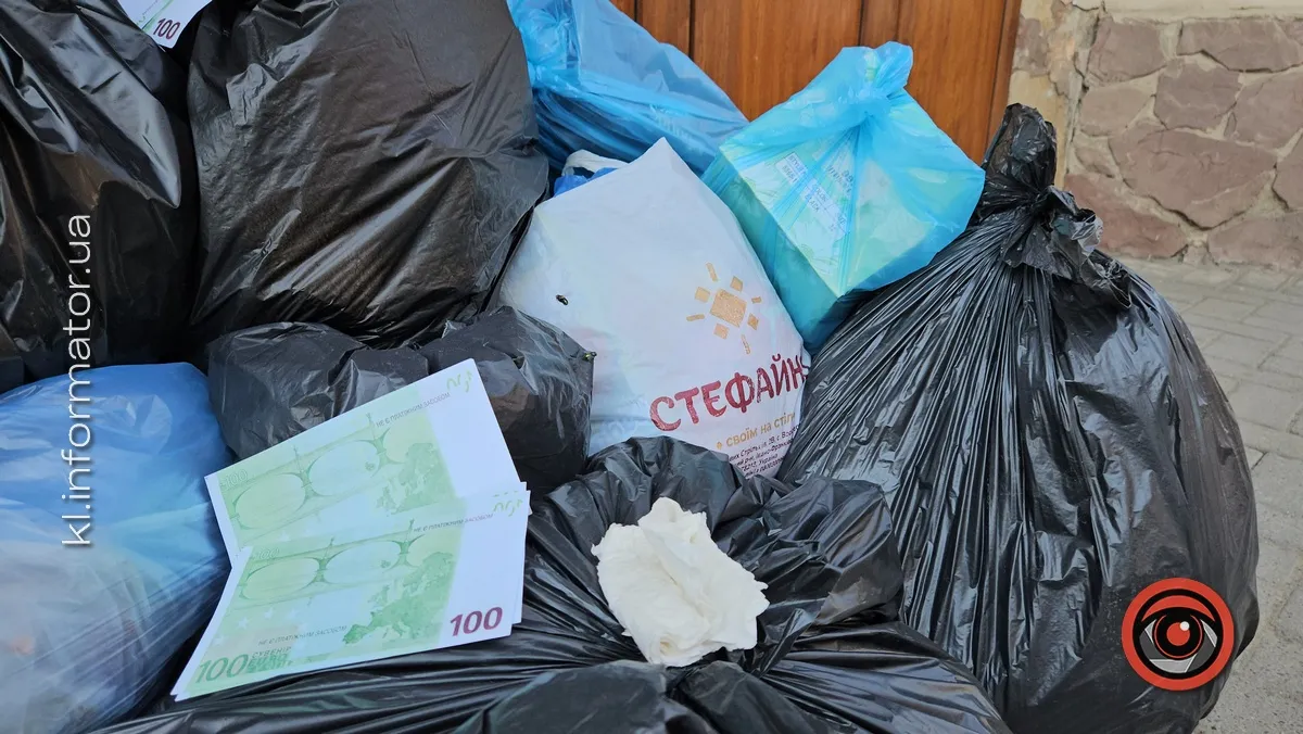 Крики "Ганьба" і сміття під ратушею: ситуація в Коломиї 1