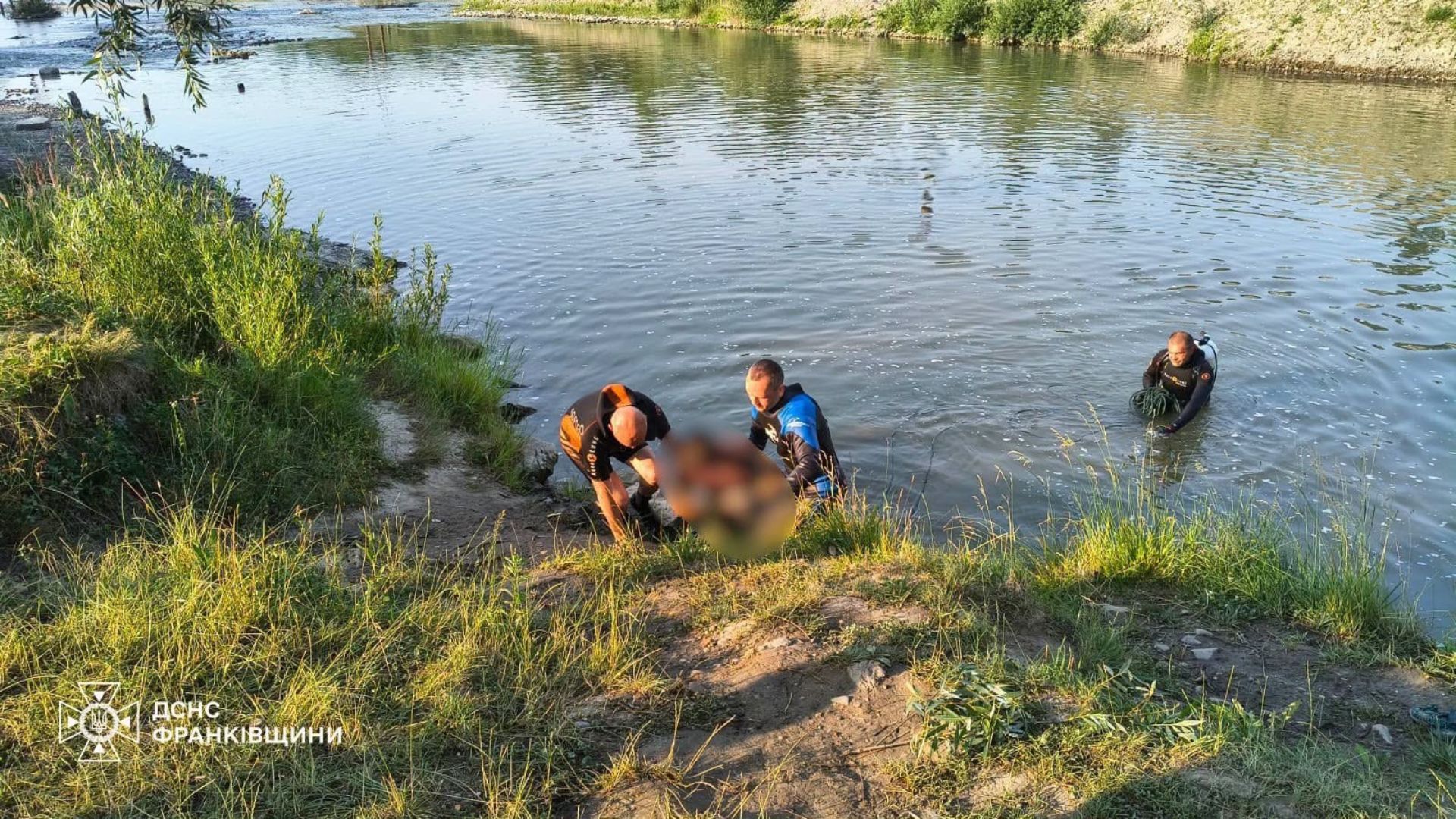 Біля Вербізького мосту рятувальники знайшли тіло молодика