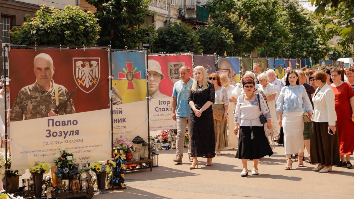 Пам’ять Героїв вшанували у Коломиї: родинам полеглих воїнів вручили обласні нагороди 4