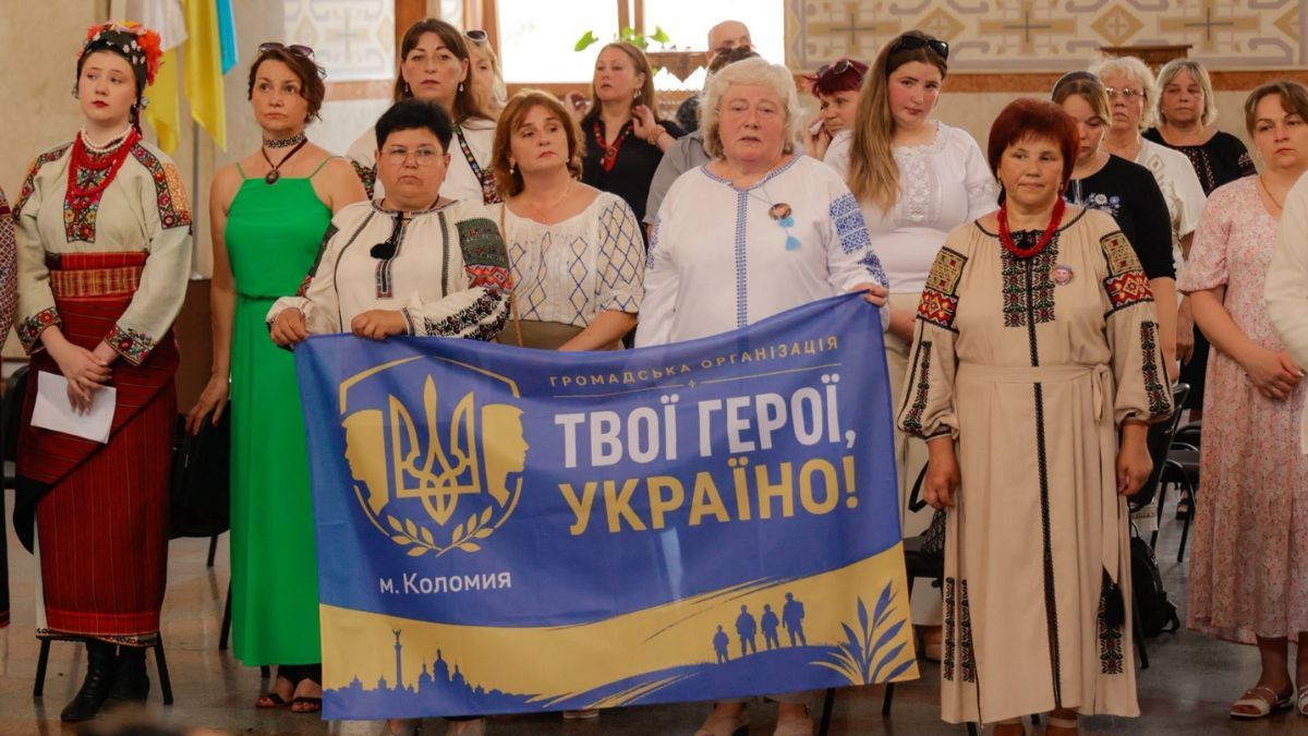 Пам’ять Героїв вшанували у Коломиї: родинам полеглих воїнів вручили обласні нагороди 2