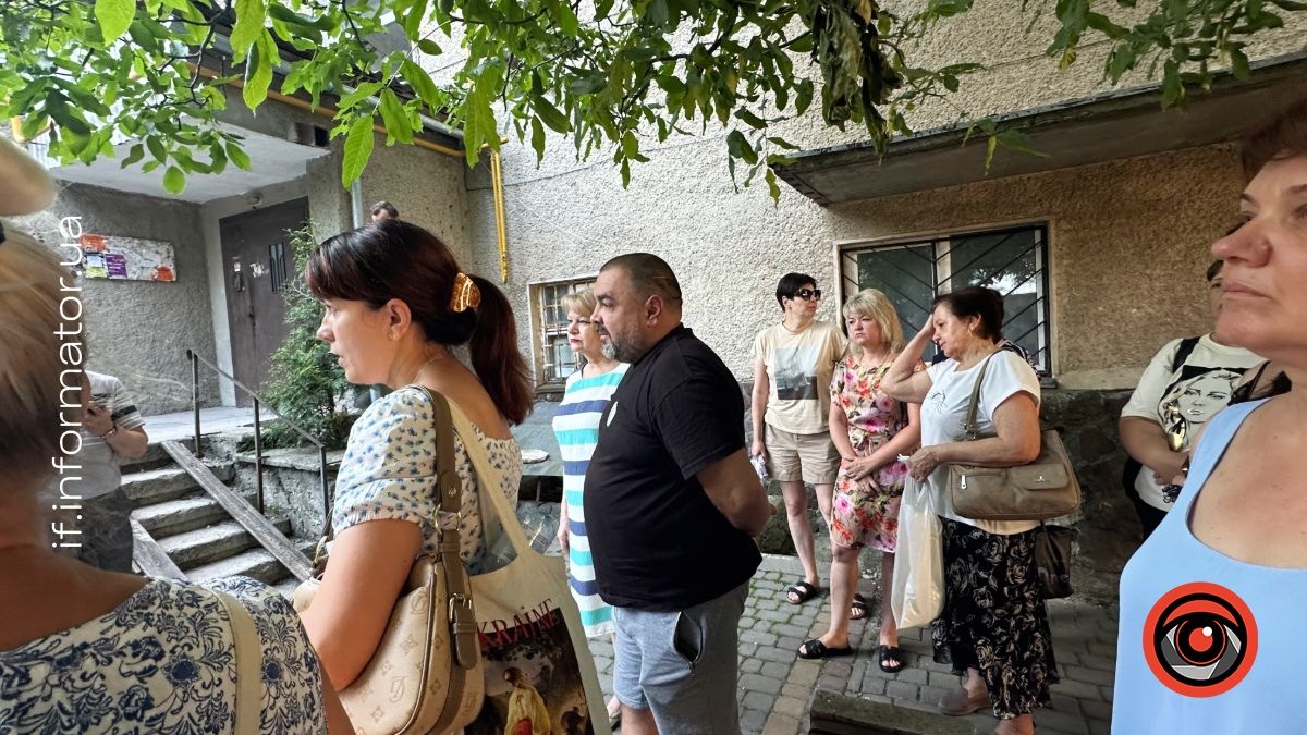 Мешканці пошкодженого російською атакою будинку на Коновальця в Івано-Франківську скаржаться на затримку ремонту 2