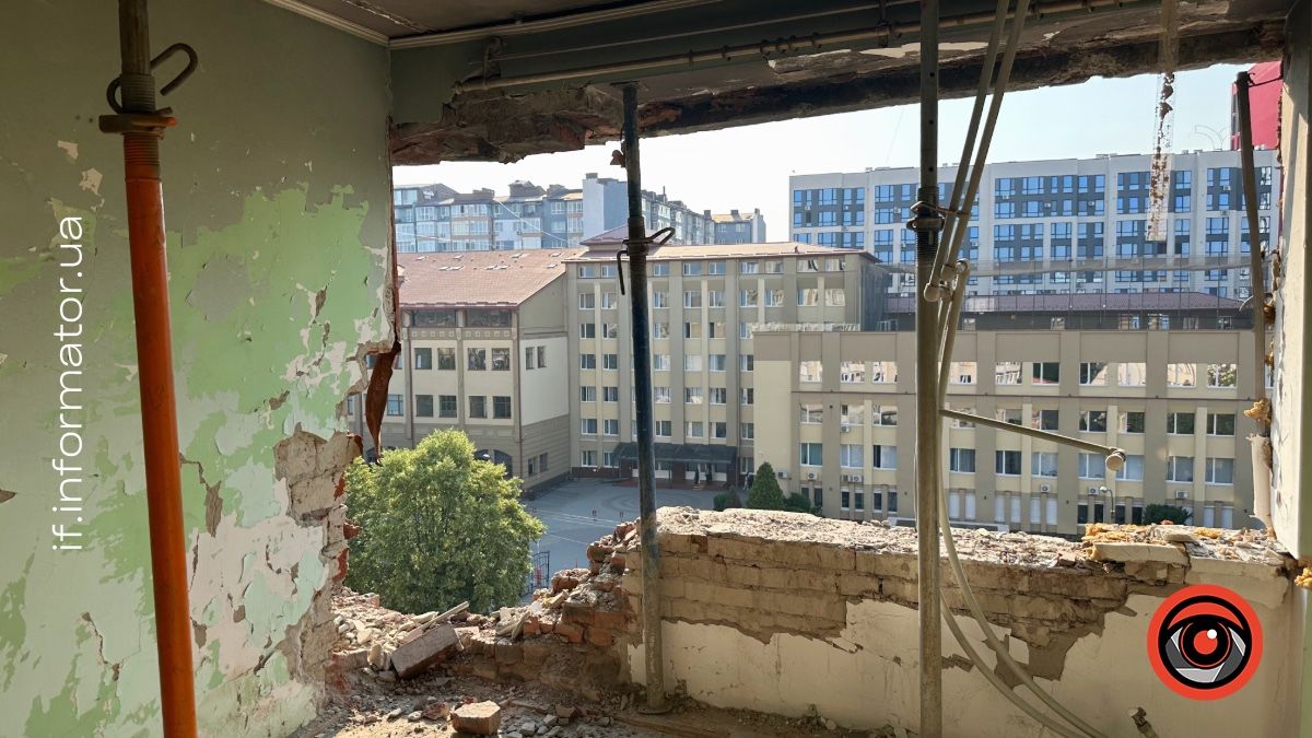 Мешканці пошкодженого російською атакою будинку на Коновальця в Івано-Франківську скаржаться на затримку ремонту 3