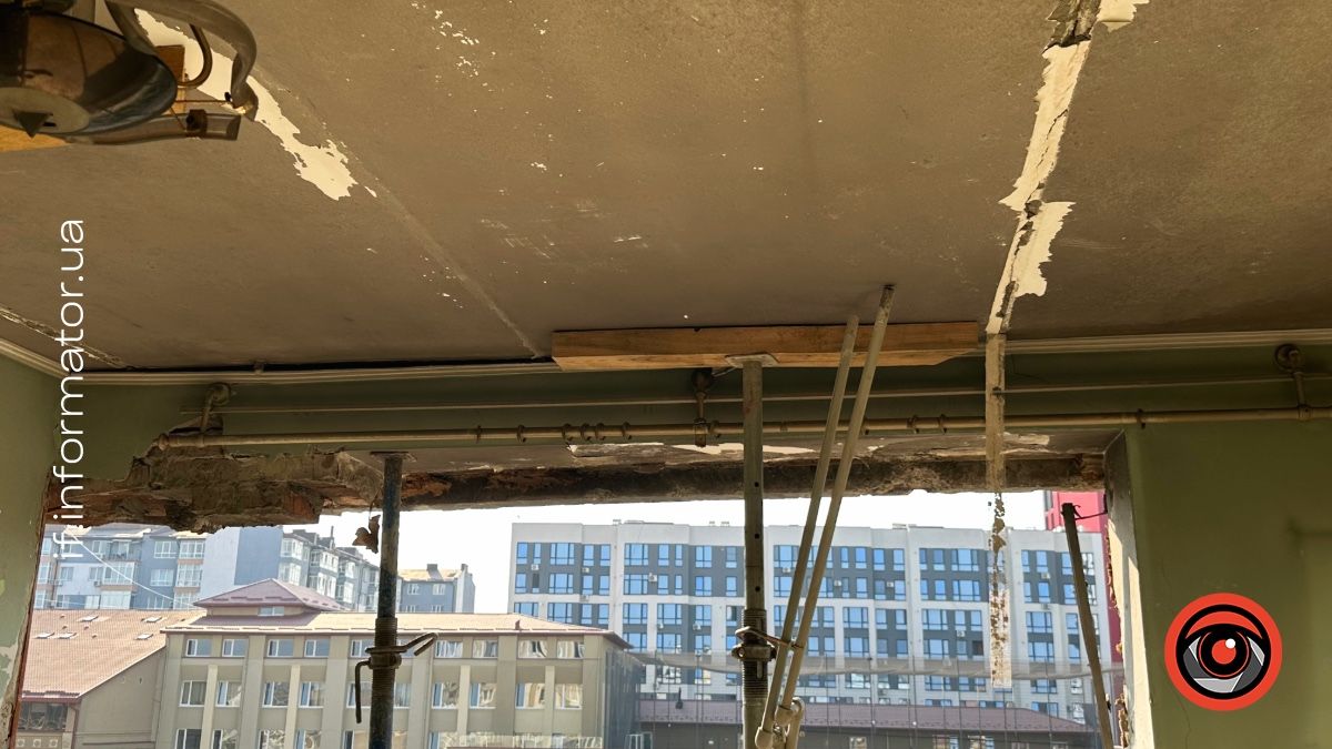 Мешканці пошкодженого російською атакою будинку на Коновальця в Івано-Франківську скаржаться на затримку ремонту 4