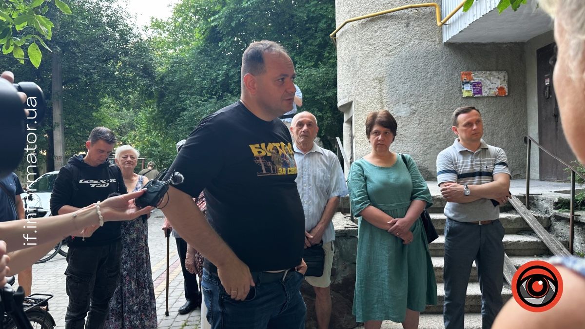 Мешканці пошкодженого російською атакою будинку на Коновальця в Івано-Франківську скаржаться на затримку ремонту 7