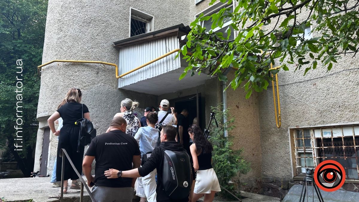 Мешканці пошкодженого російською атакою будинку на Коновальця в Івано-Франківську скаржаться на затримку ремонту 8