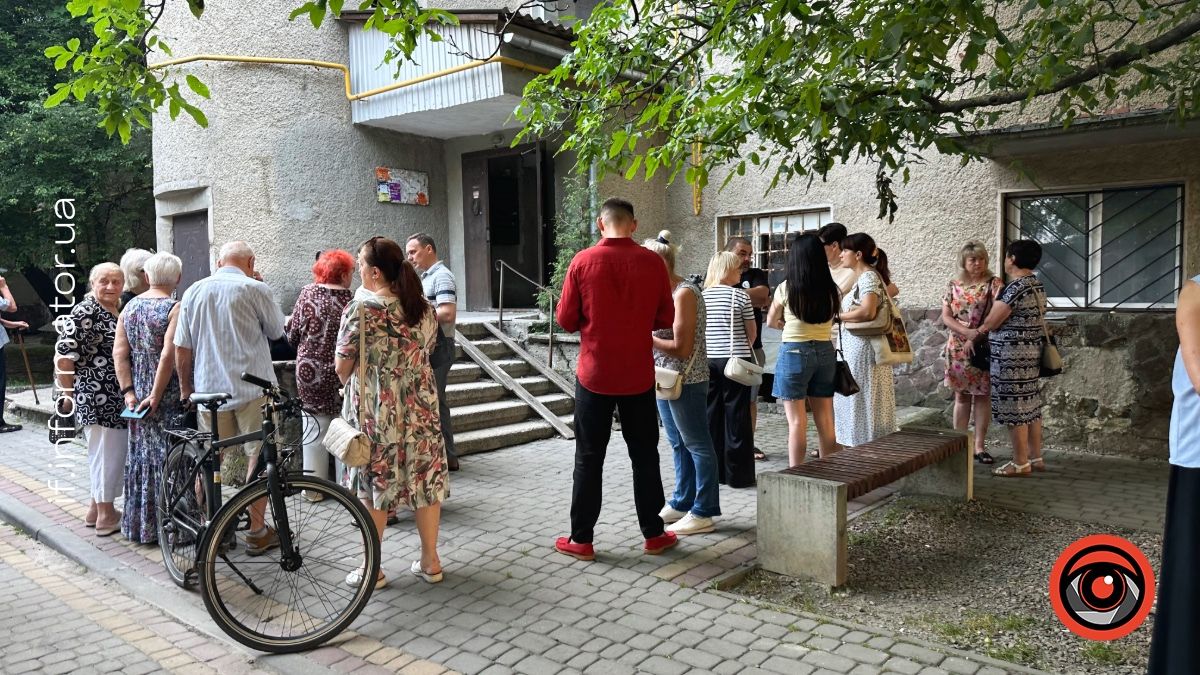 Мешканці пошкодженого російською атакою будинку на Коновальця в Івано-Франківську скаржаться на затримку ремонту 9