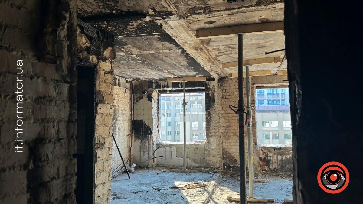 Мешканці пошкодженого російською атакою будинку на Коновальця в Івано-Франківську скаржаться на затримку ремонту 11