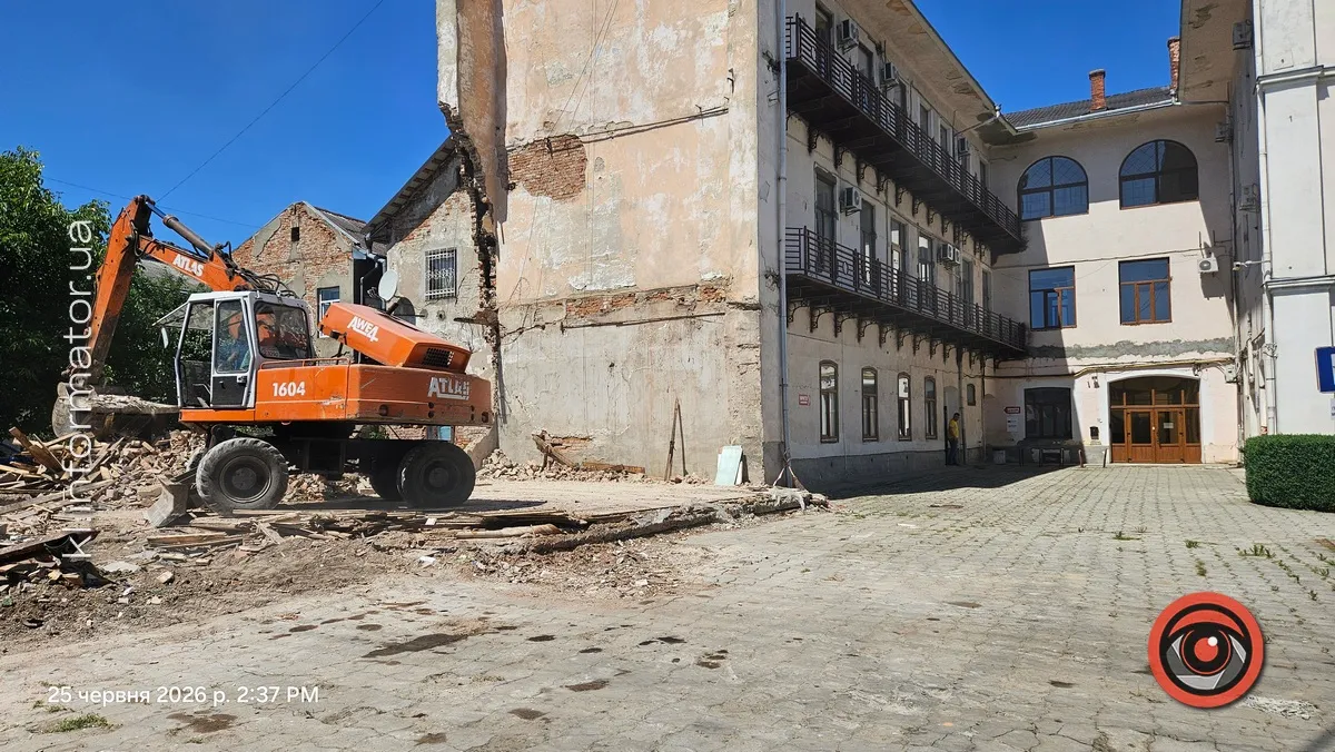 Що будується впритул до ратуші в Коломиї 2