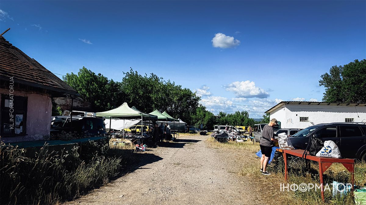 Жваві торги та тисячі товарів: фоторепортж з Торговиці у Коломиї 23