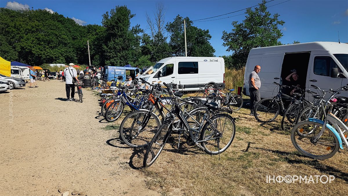 Жваві торги та тисячі товарів: фоторепортж з Торговиці у Коломиї 18