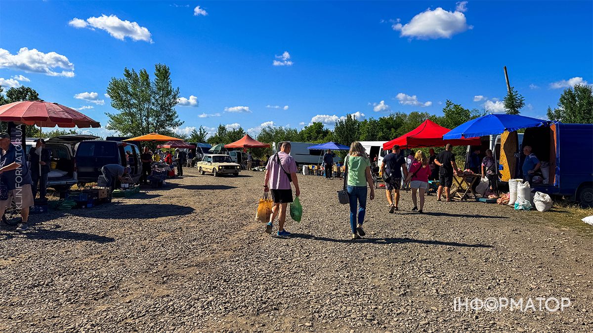 Жваві торги та тисячі товарів: фоторепортж з Торговиці у Коломиї 17