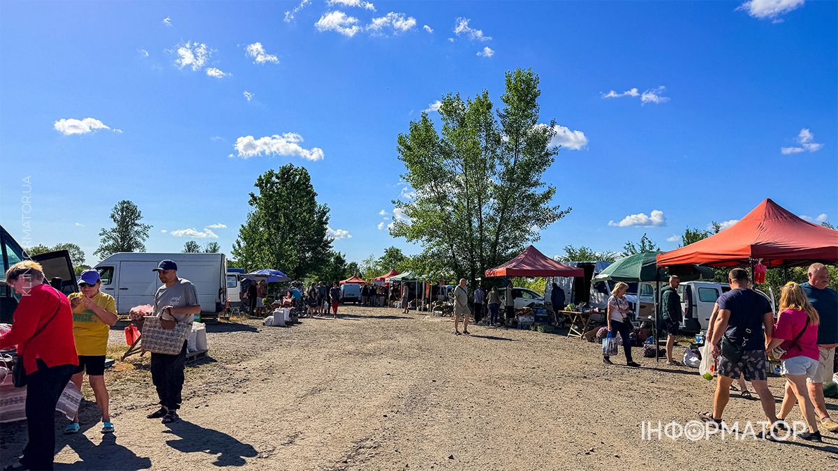 Жваві торги та тисячі товарів: фоторепортж з Торговиці у Коломиї 16
