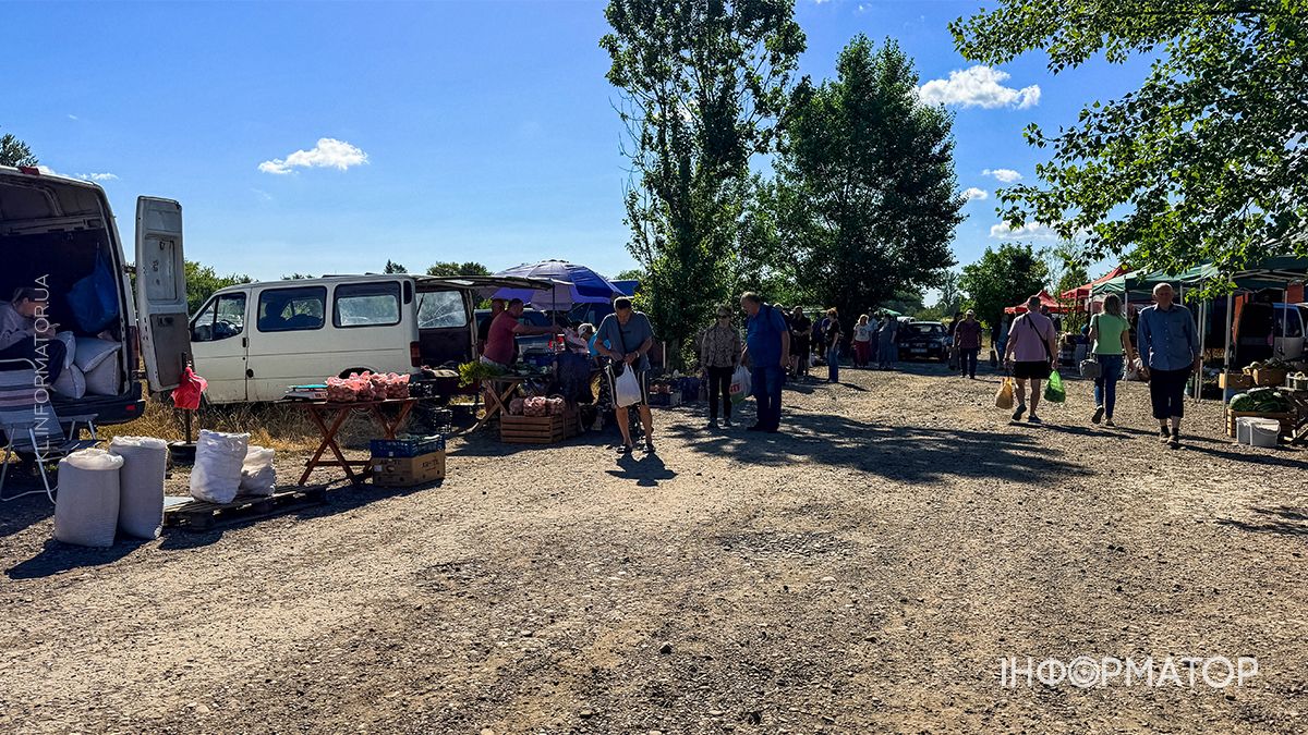 Жваві торги та тисячі товарів: фоторепортж з Торговиці у Коломиї 14