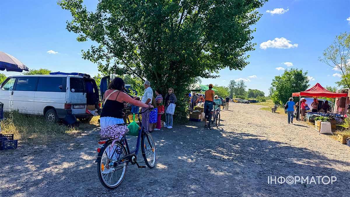 Жваві торги та тисячі товарів: фоторепортж з Торговиці у Коломиї 11