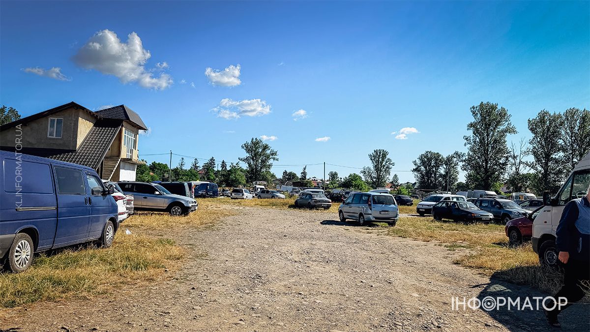 Жваві торги та тисячі товарів: фоторепортж з Торговиці у Коломиї 10