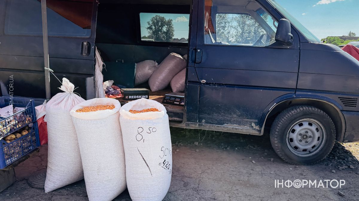 Жваві торги та тисячі товарів: фоторепортж з Торговиці у Коломиї 8
