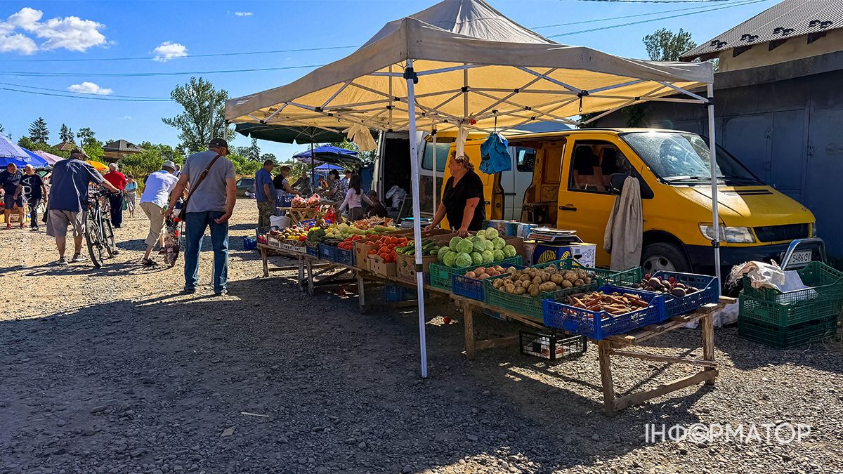 Жваві торги та тисячі товарів: фоторепортж з Торговиці у Коломиї 7