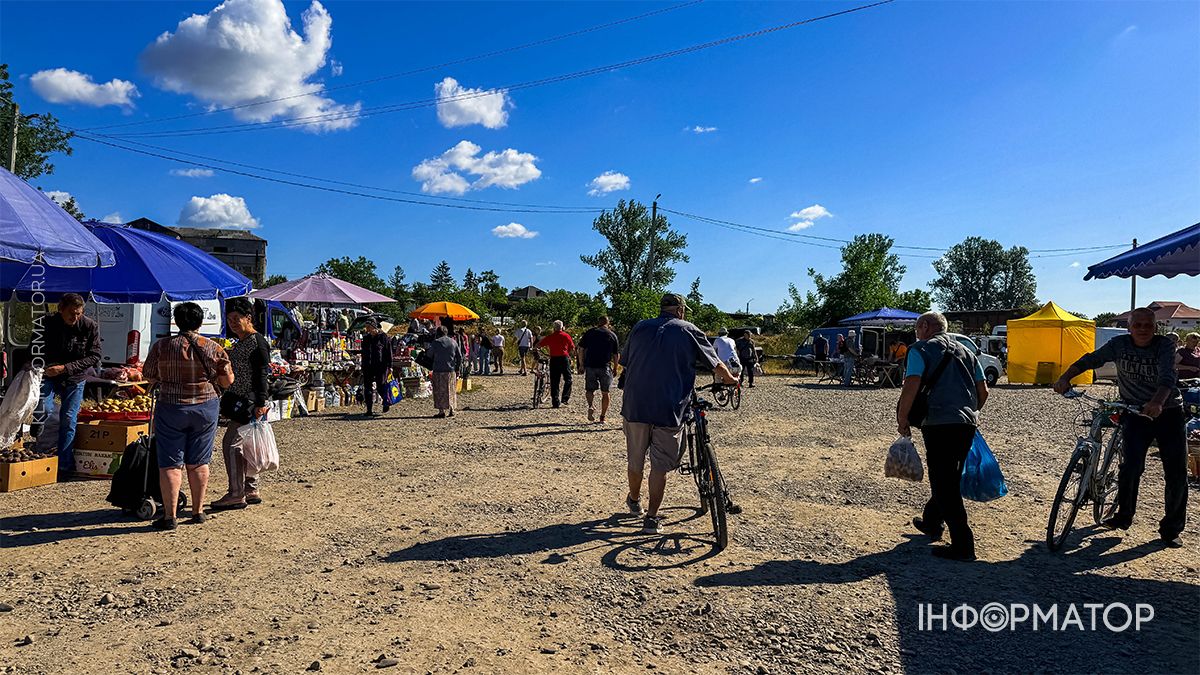 Жваві торги та тисячі товарів: фоторепортж з Торговиці у Коломиї 6